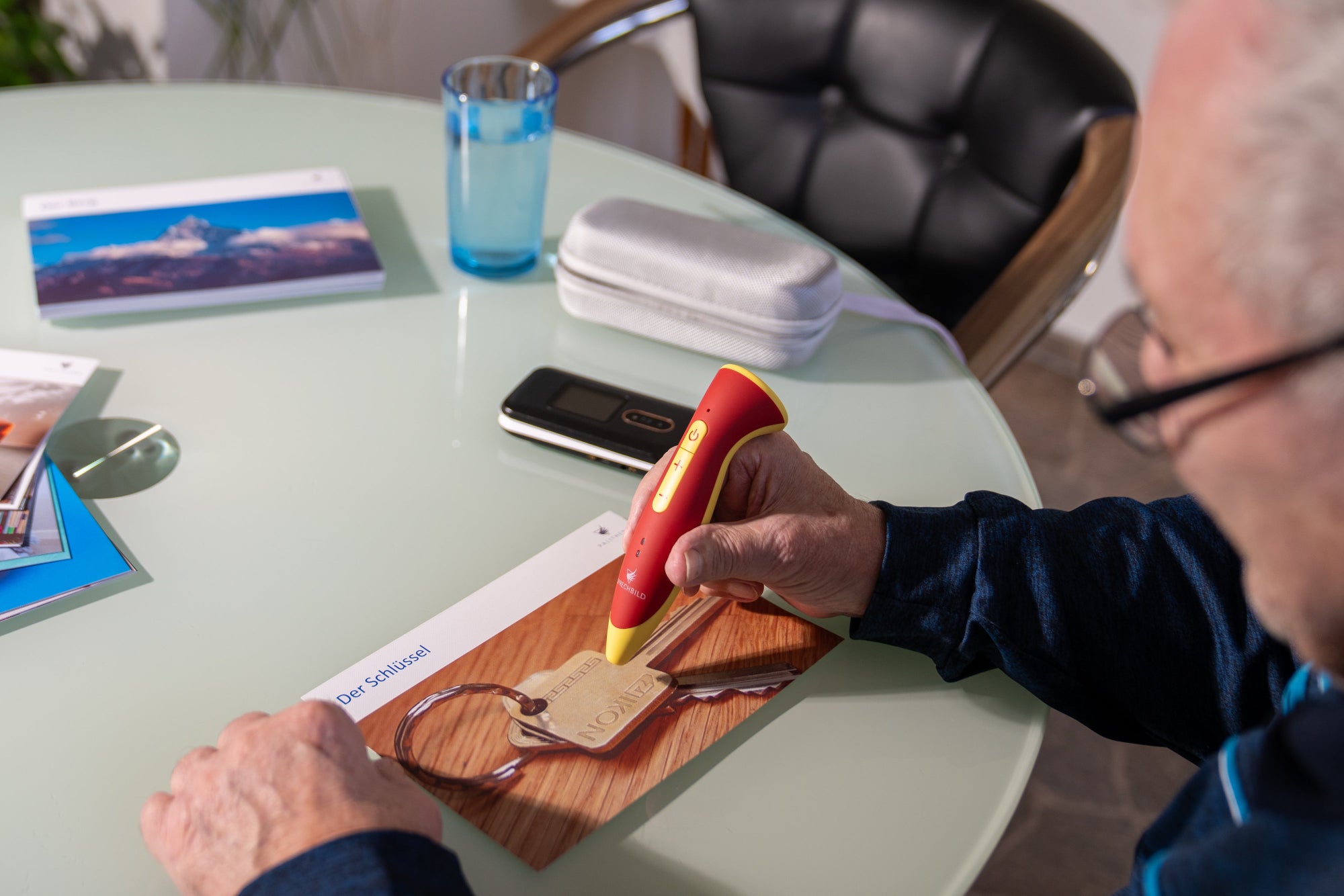 Nutzung des Sprechbild Hoerstifts durch Tippen auf eine Therapiekarte