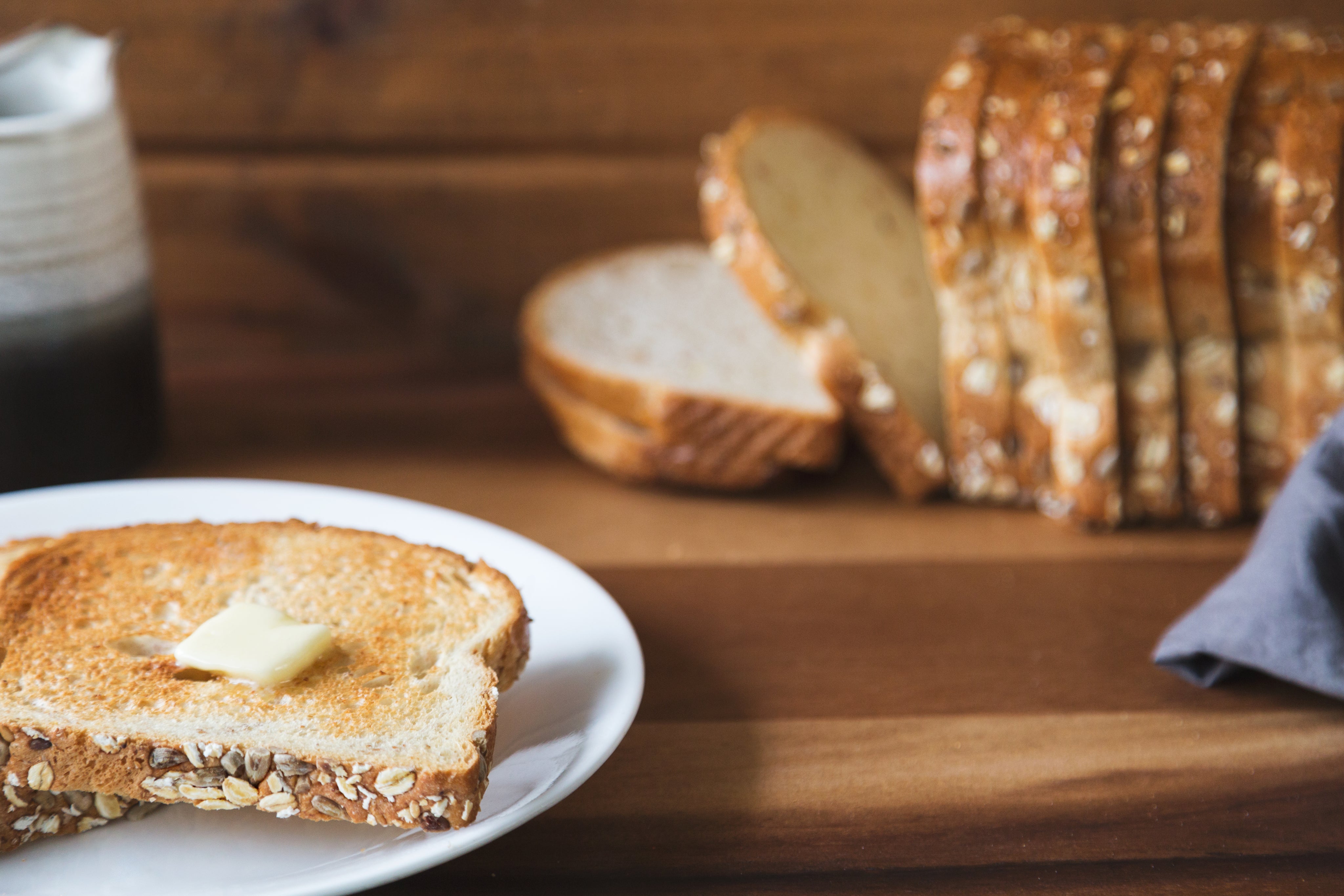 Ein Butterbrot mit Butter bestrichen