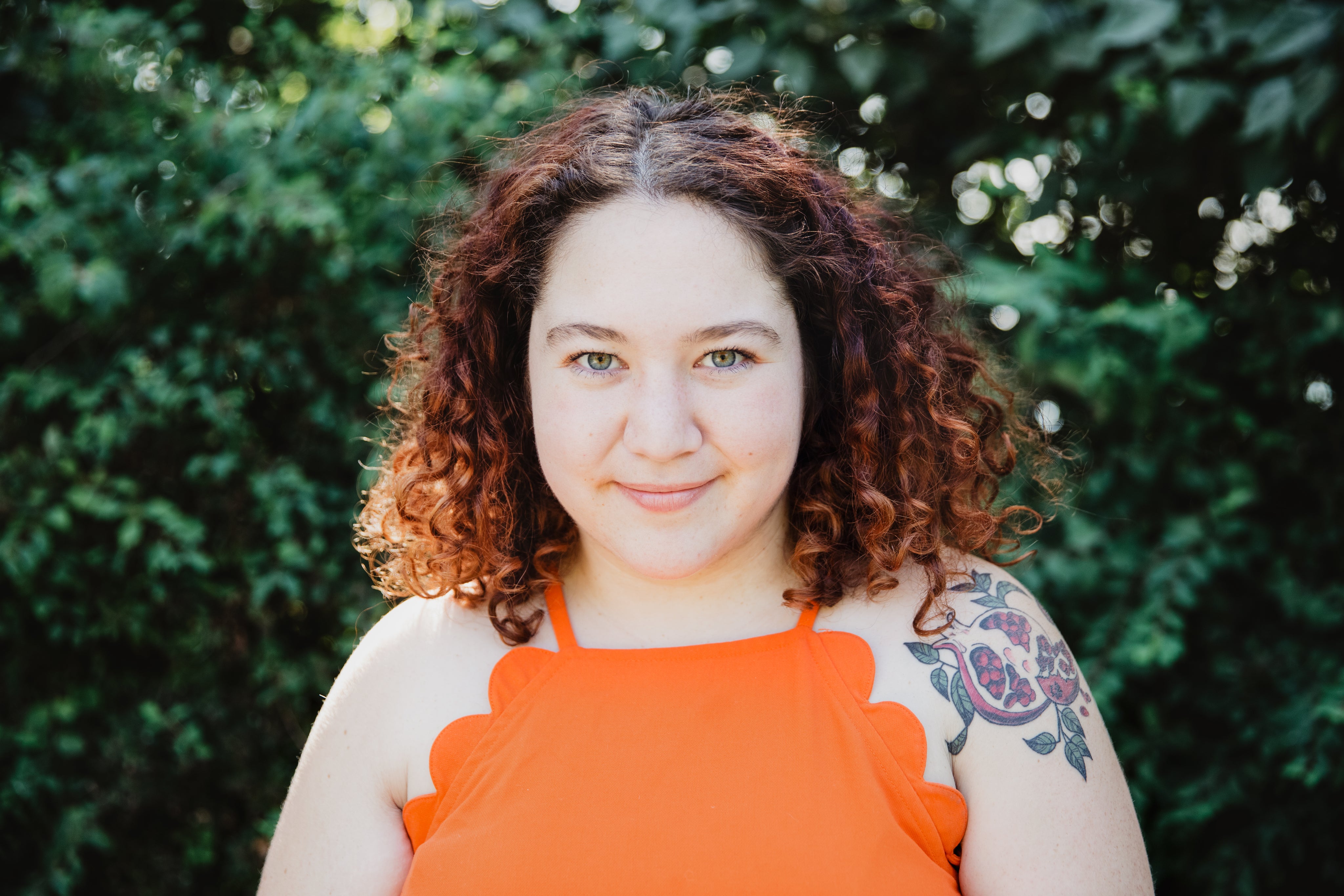 Ein Frau schaut in die Kamera