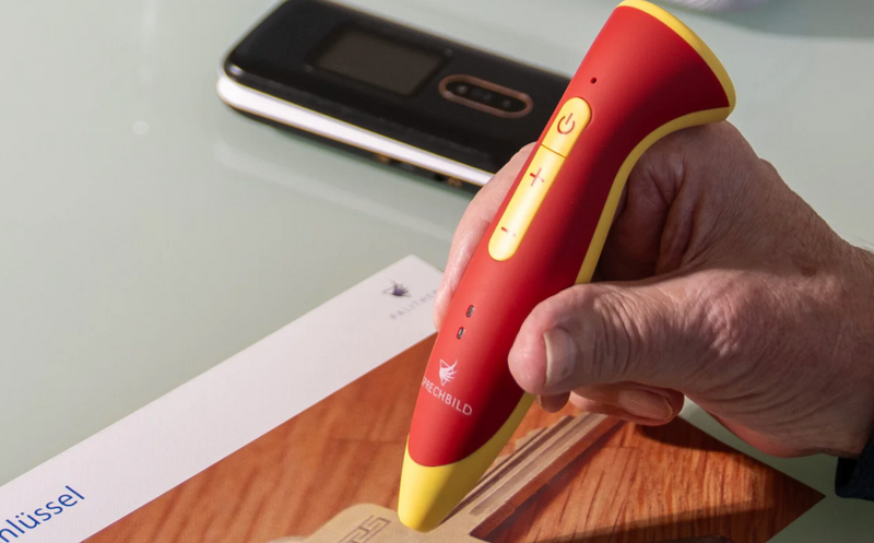 Nutzung des Sprechbild Hörstifts durch Tippen auf eine Therapiekarte